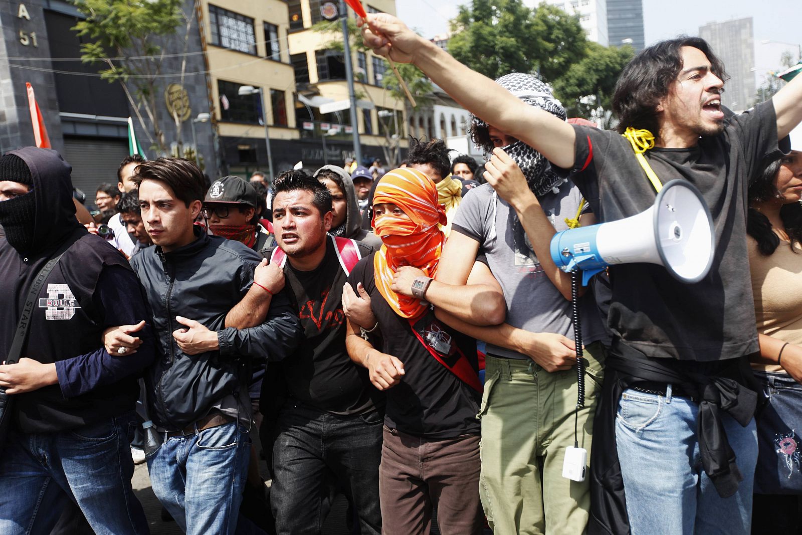 Miles de manifestantes salen las calles en Ciudad de Mexico contra la propuesta de reforma educativa