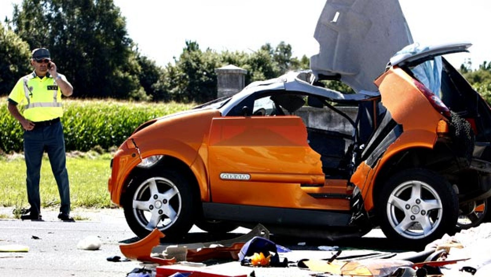 DOS MUERTOS Y UN HERIDO AL CHOCAR UN COCHE SIN CARNET Y UNA MOTO EN A CORUÑA