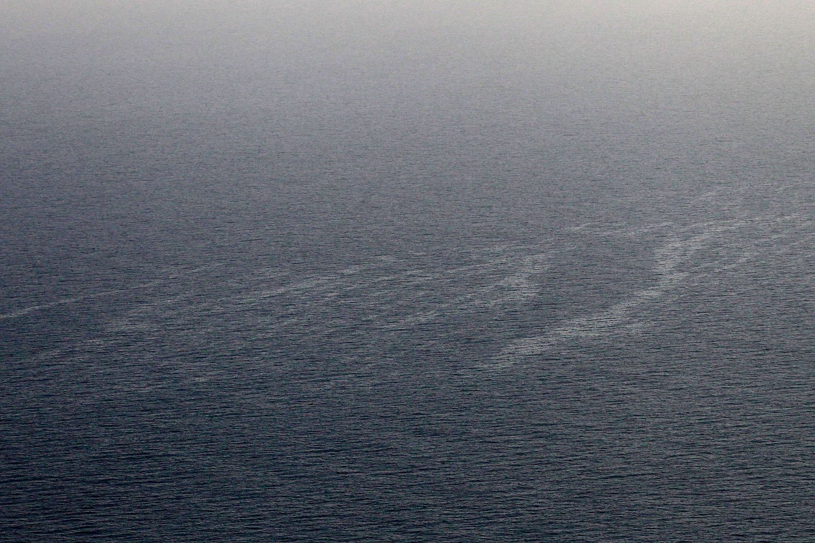 Imagen aérea del derrame de hidrocarburos en la costa de Córcega