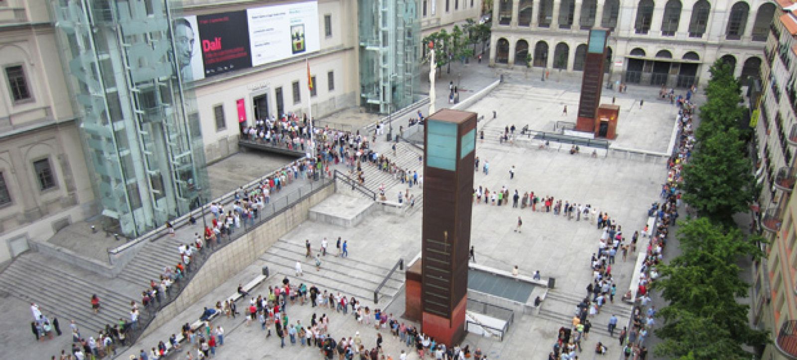 Cola para entrar al Museo Reina Sofía durante la exposición de Salvador Dalí