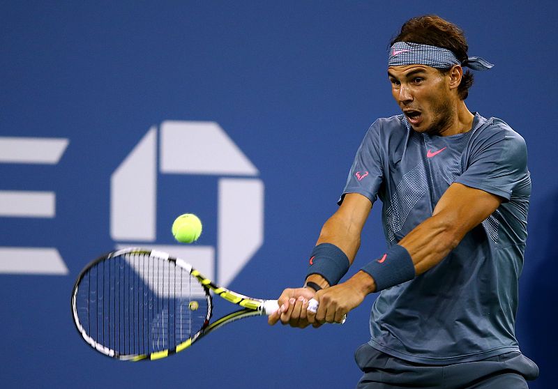 El tenista español Rafael Nadal devuelve una bola a su rival, el también español Tommy Robredo, en su encuentro de cuartos de final del US Open 2013