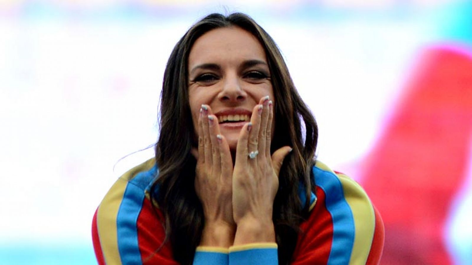 La pertiguista rusa, Yelena Isinbayeva, celebra su oro en el Mundial de Atletismo de Moscú 2013