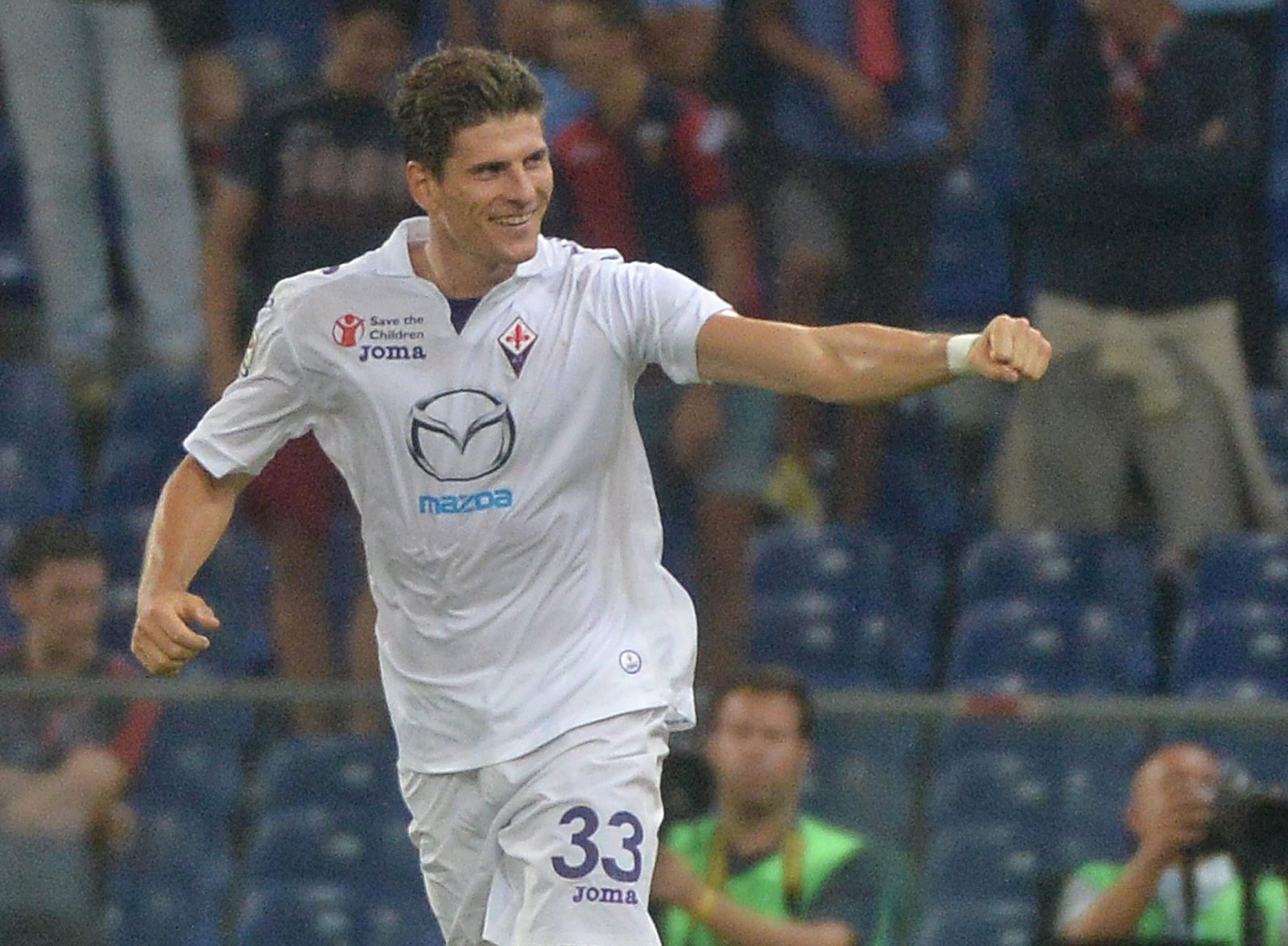 Mario Gómez celebra un gol con la Fiorentina