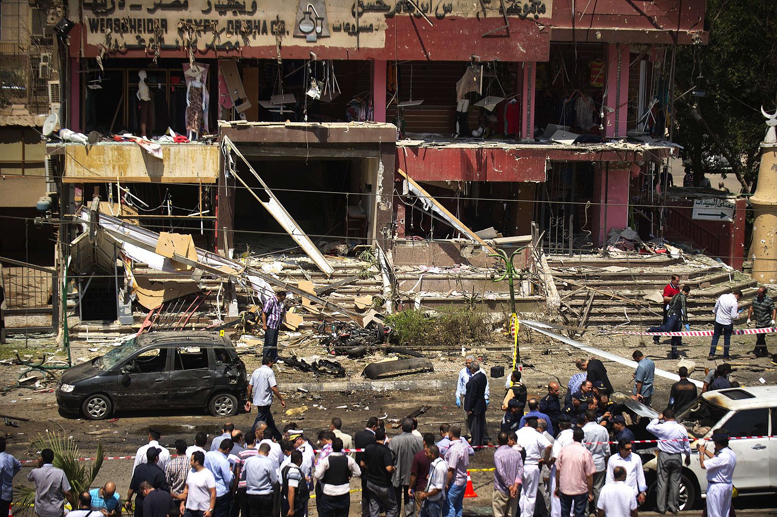 Lugar de la explosión de la bomba contra el ministro de Interior egipcio, Mohamed Ibrahim