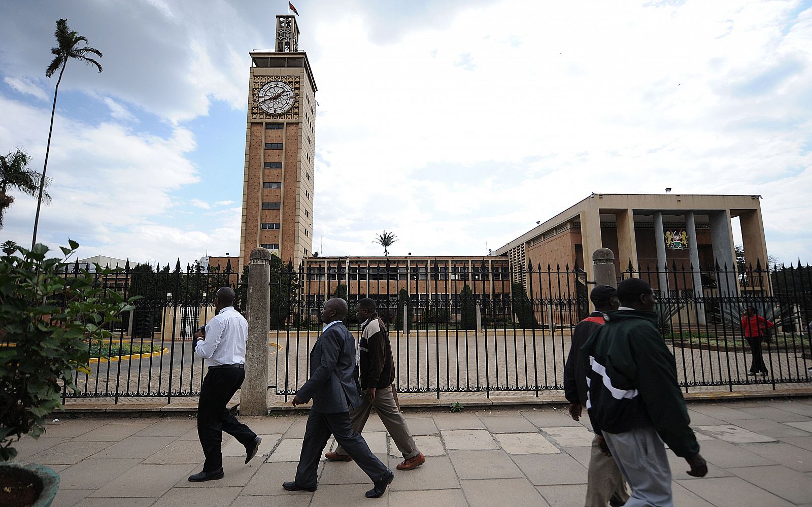 Ciudadanos keniatas pasean frente al edificio del Parlamento