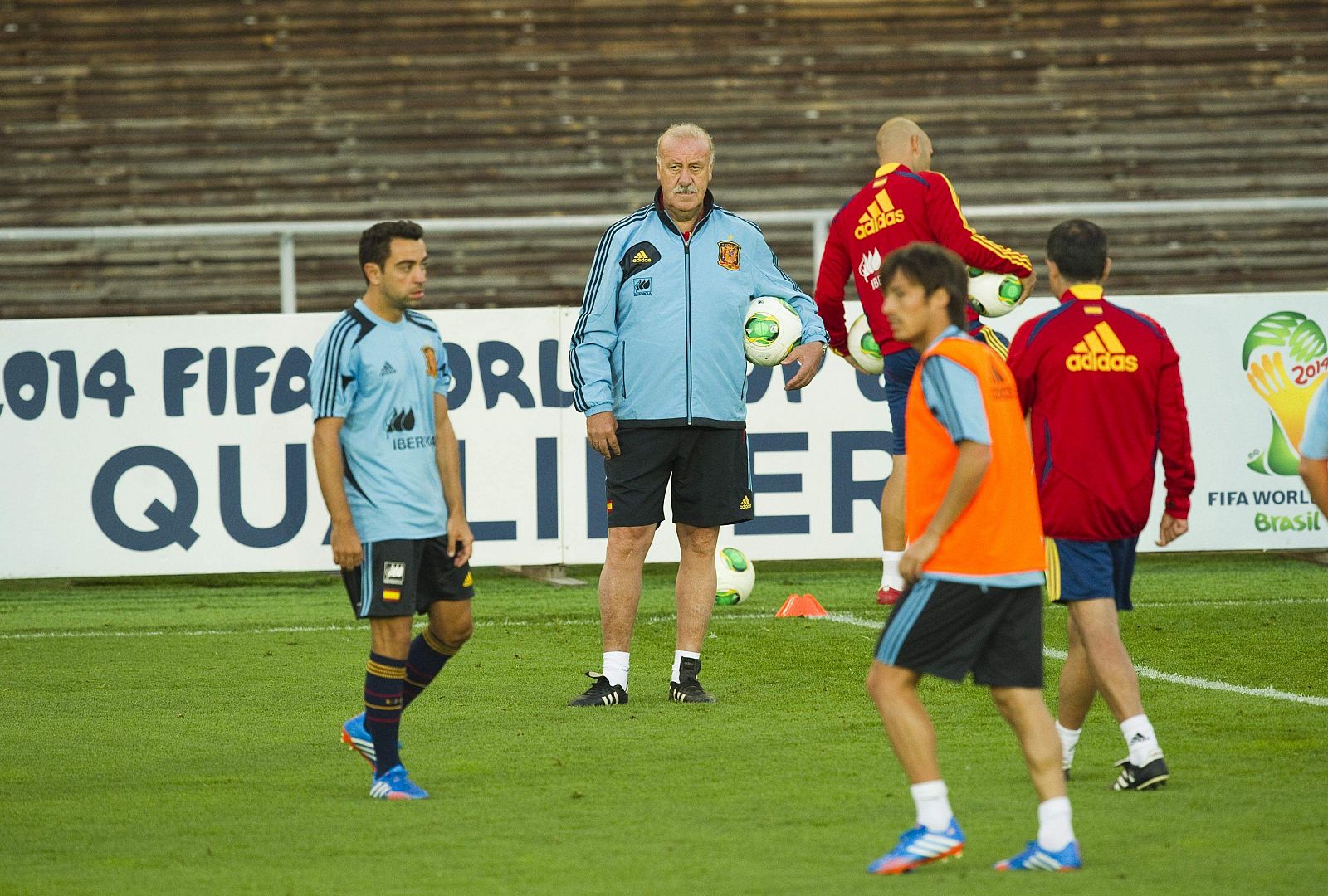 Vicente del Bosque obserrva la sesión de entrenamiento en Helsinki