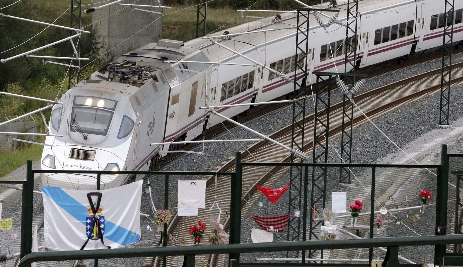 El tren Alvia que realiza el mismo recorrido que el accidentado el 24 de julio, a su paso por el punto del descarrilamiento un mes después.