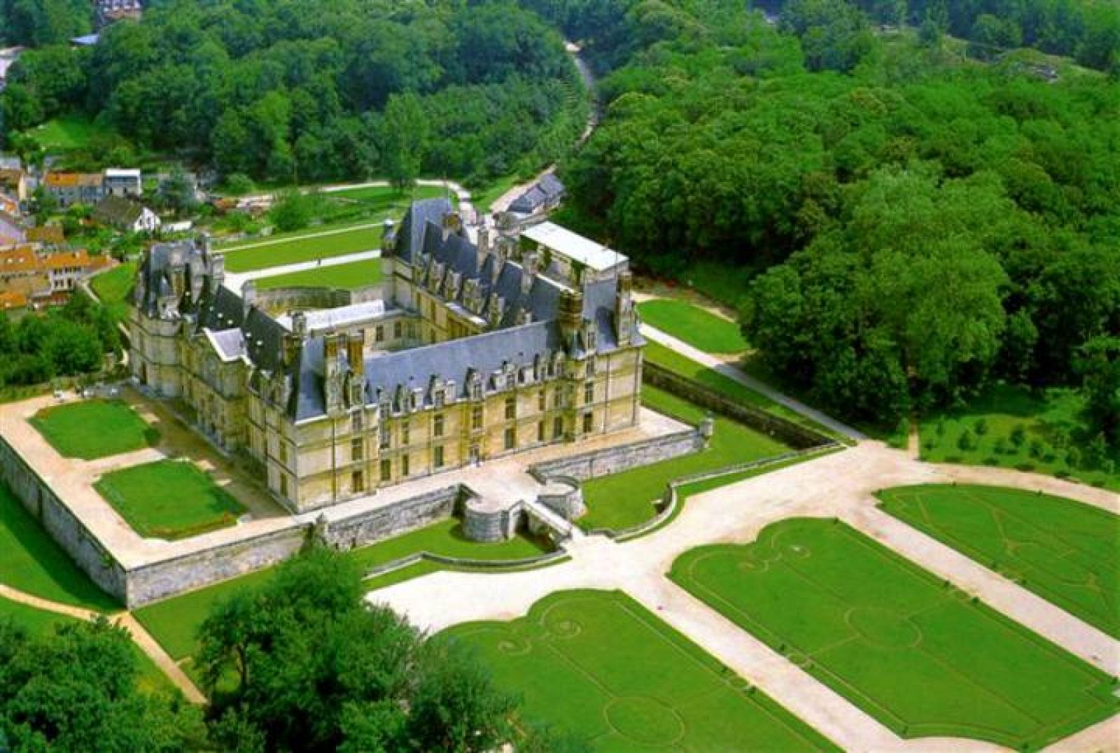  Vista del château d'Ecouen, sede del Museo Nacional del Renacimiento, a 20 kms. al norte de París.