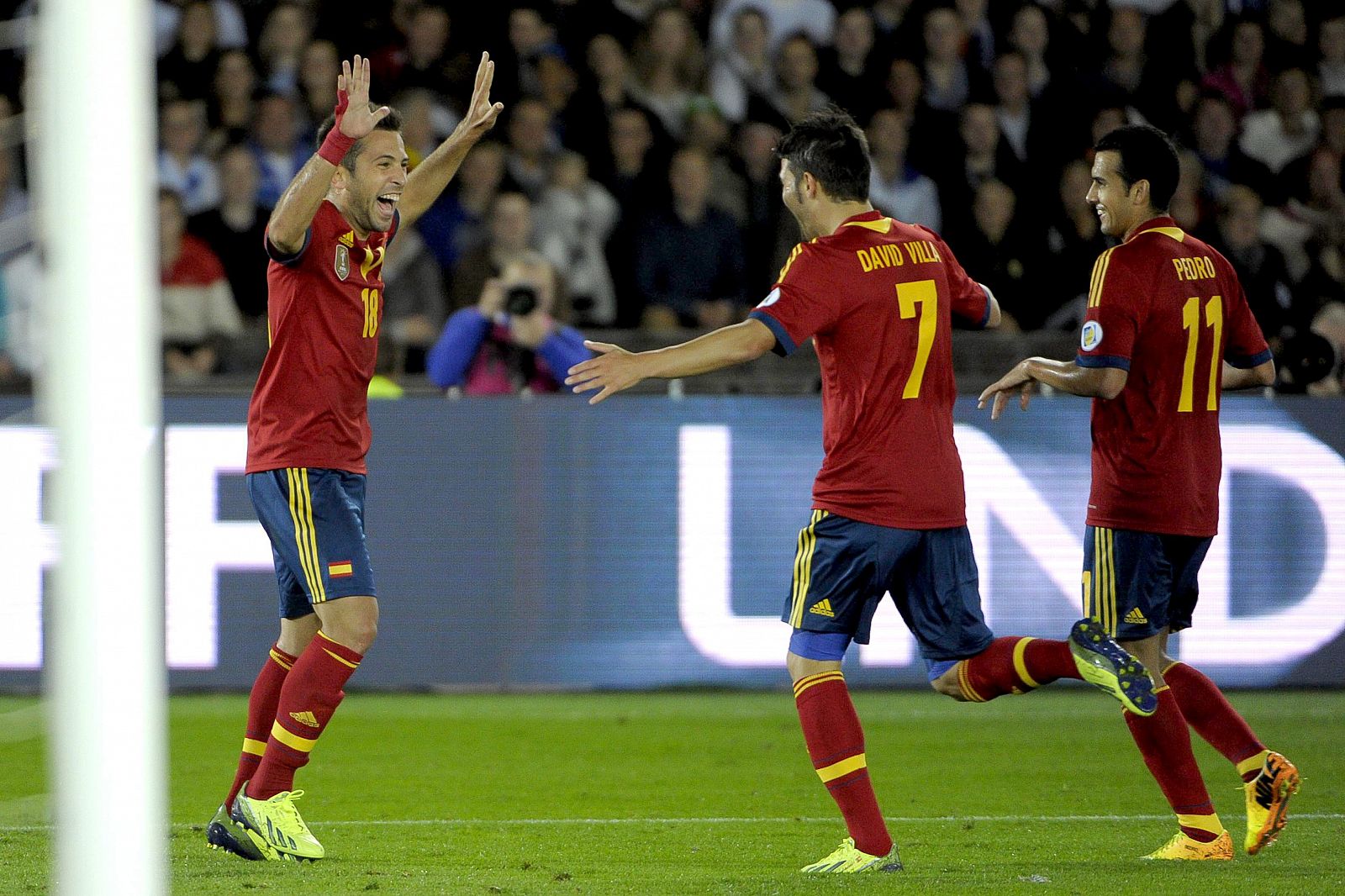 Alba celebra el gol con Villa y Pedro.