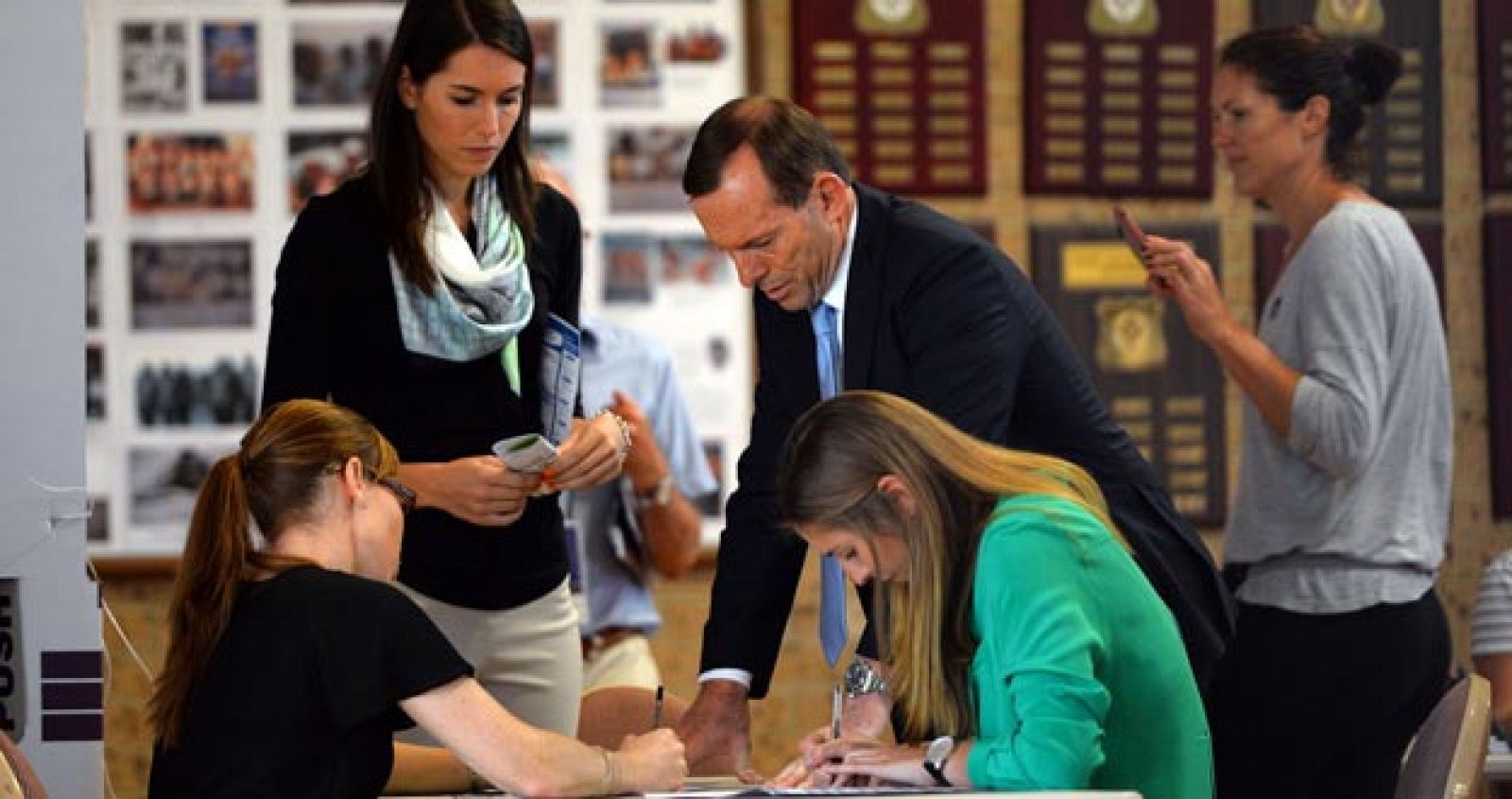 El líder opositor Tony Abbott en una oficina electoral