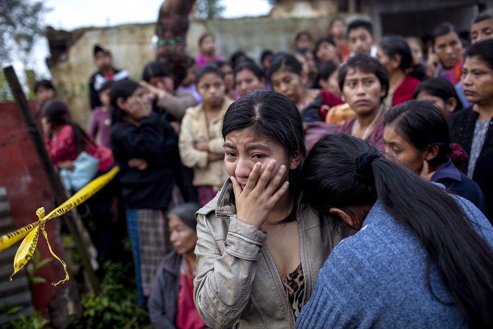 Varias mujeres lloran en las cercanías del lugar donde han muerto al menos once personas.