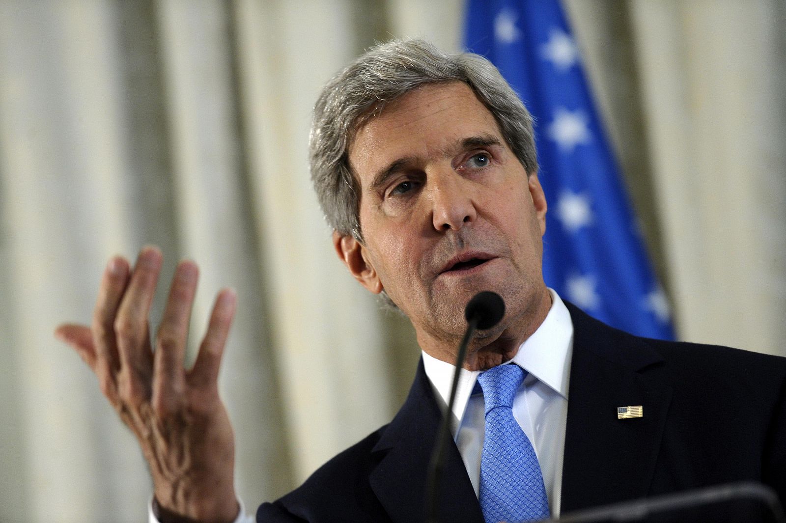 El Secretario de Estado de EE.UU., John Kerry, durante la conferencia de prensa en la embajada de Estados Unidos en París