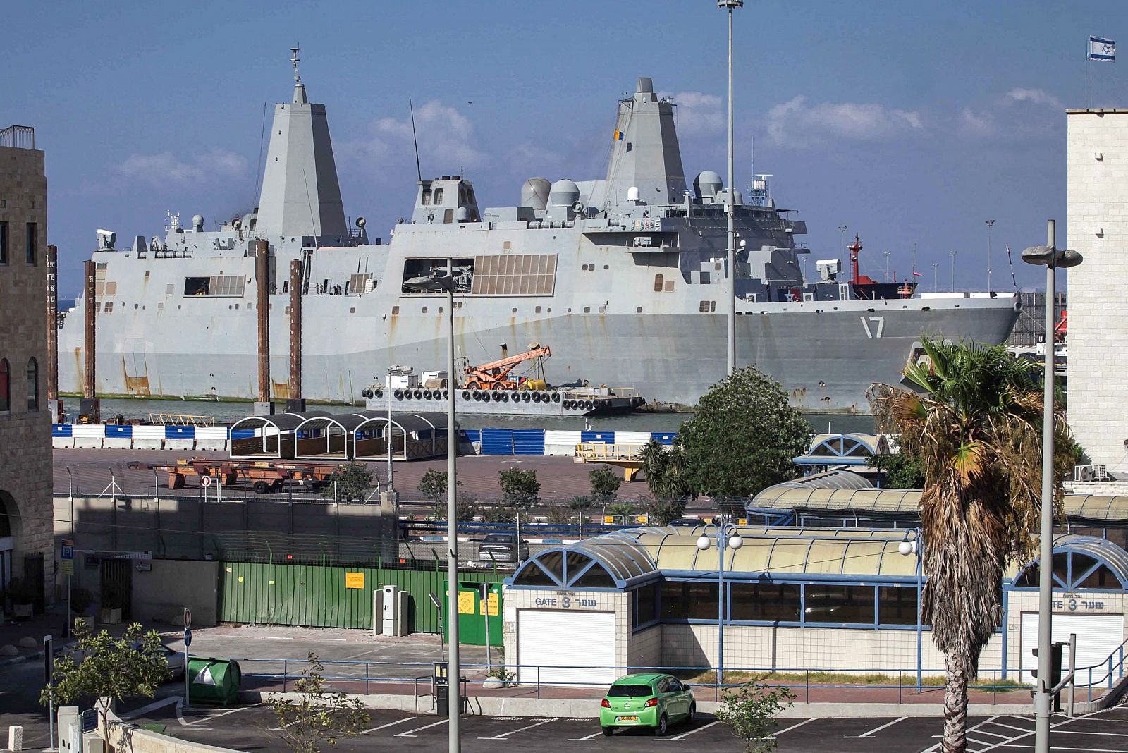 El barco de guerra USS San Antonio, de la marina de EE.UU., en el puerto israelí de Haifa