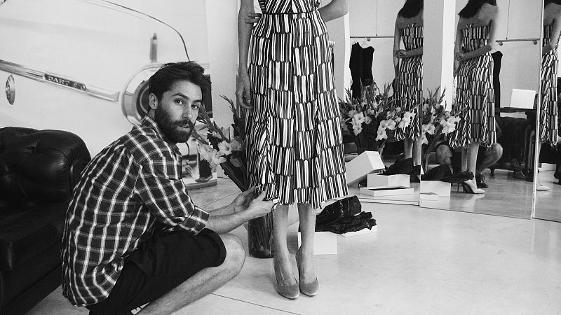 El diseñador Juan Vidal en su atelier