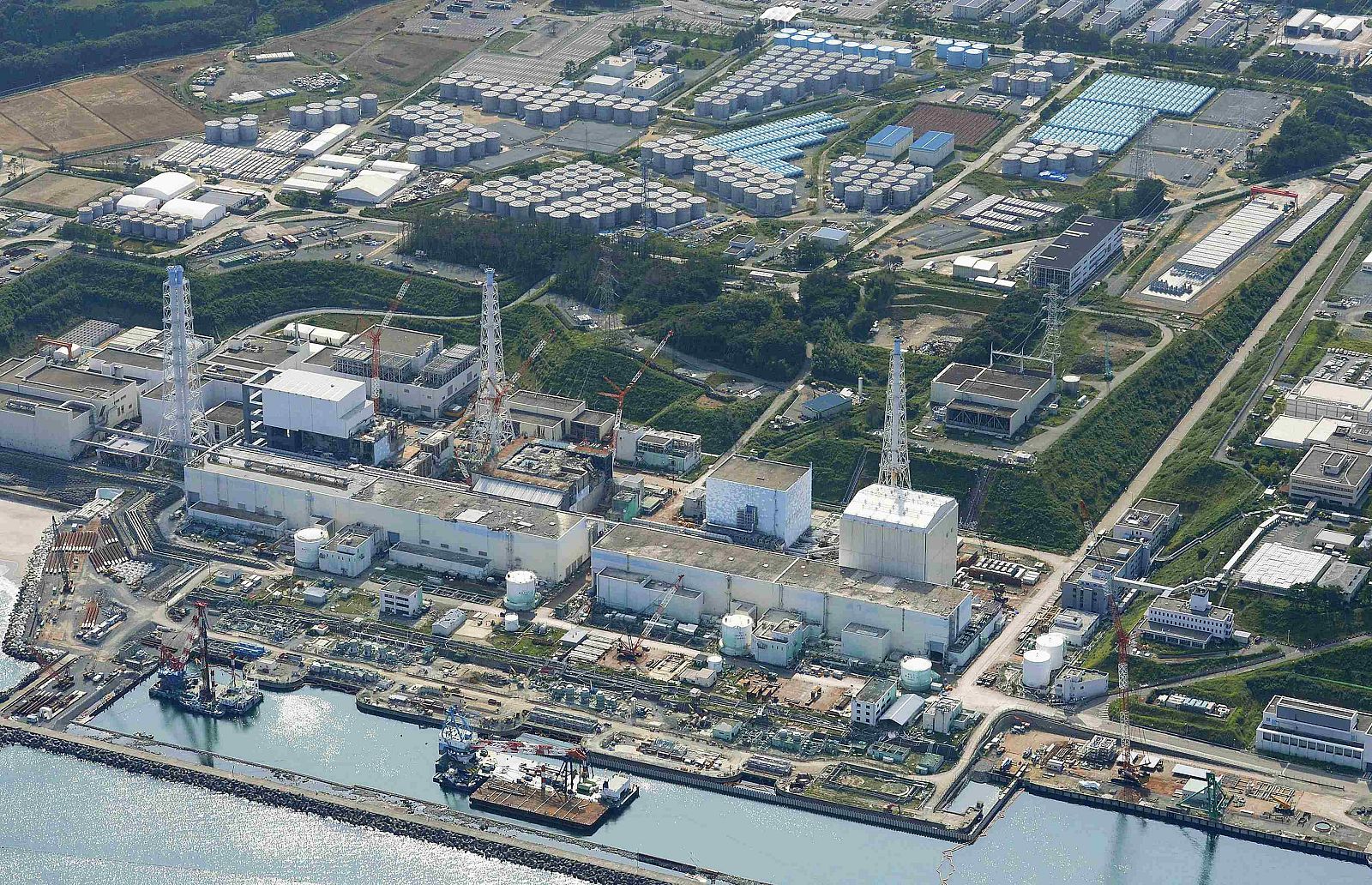 Una vista aérea muestra la planta de de energía nuclear de Fukushima. La operadora de la planta ha informado este viernes de que ha detectado alta radiación en un desagüe que va a parar al mar junto a la central.