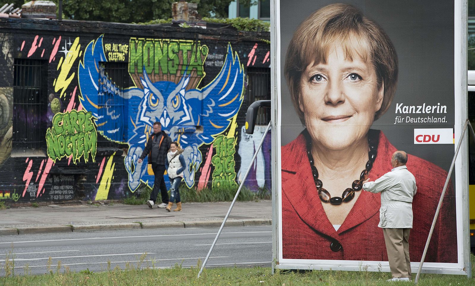 Un cartel electoral de Merkel en un barrio de Berlín