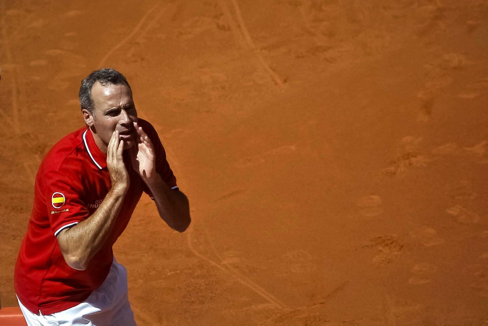 El capitán del equipo español de Copa Davis Álex Corretja da instrucciones a Fernando Verdasco.