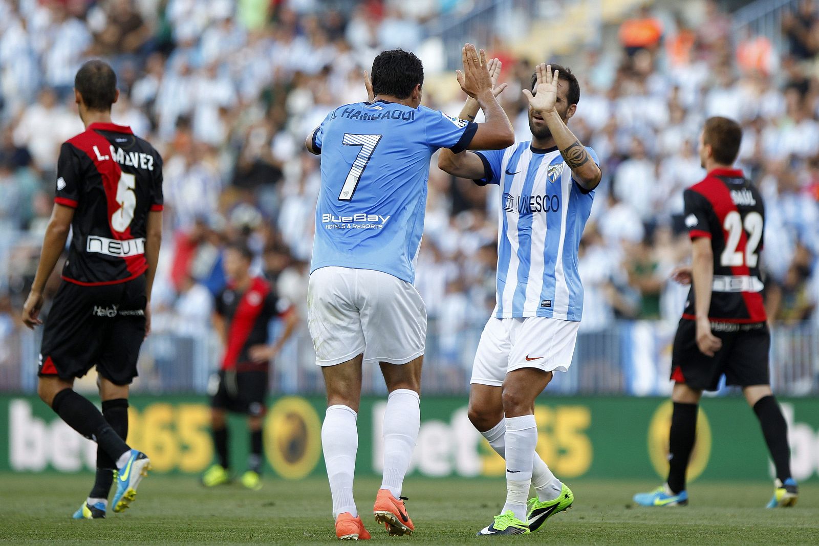 El Hamdaoui celebra su gol primero del equipo con Jesús Gámez Duarte.