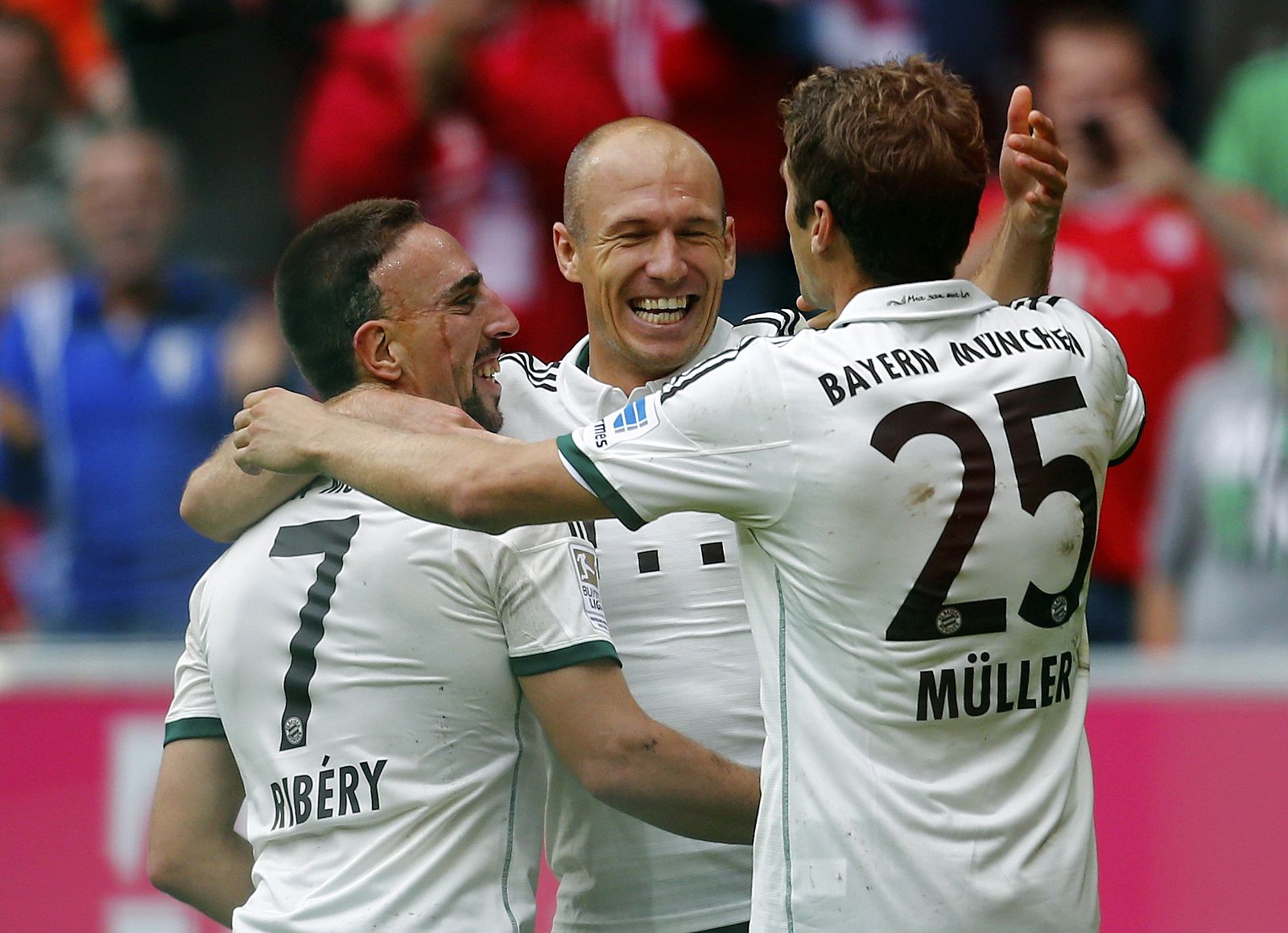 Ribéry, Robben y Müller celebran un gol del Bayern