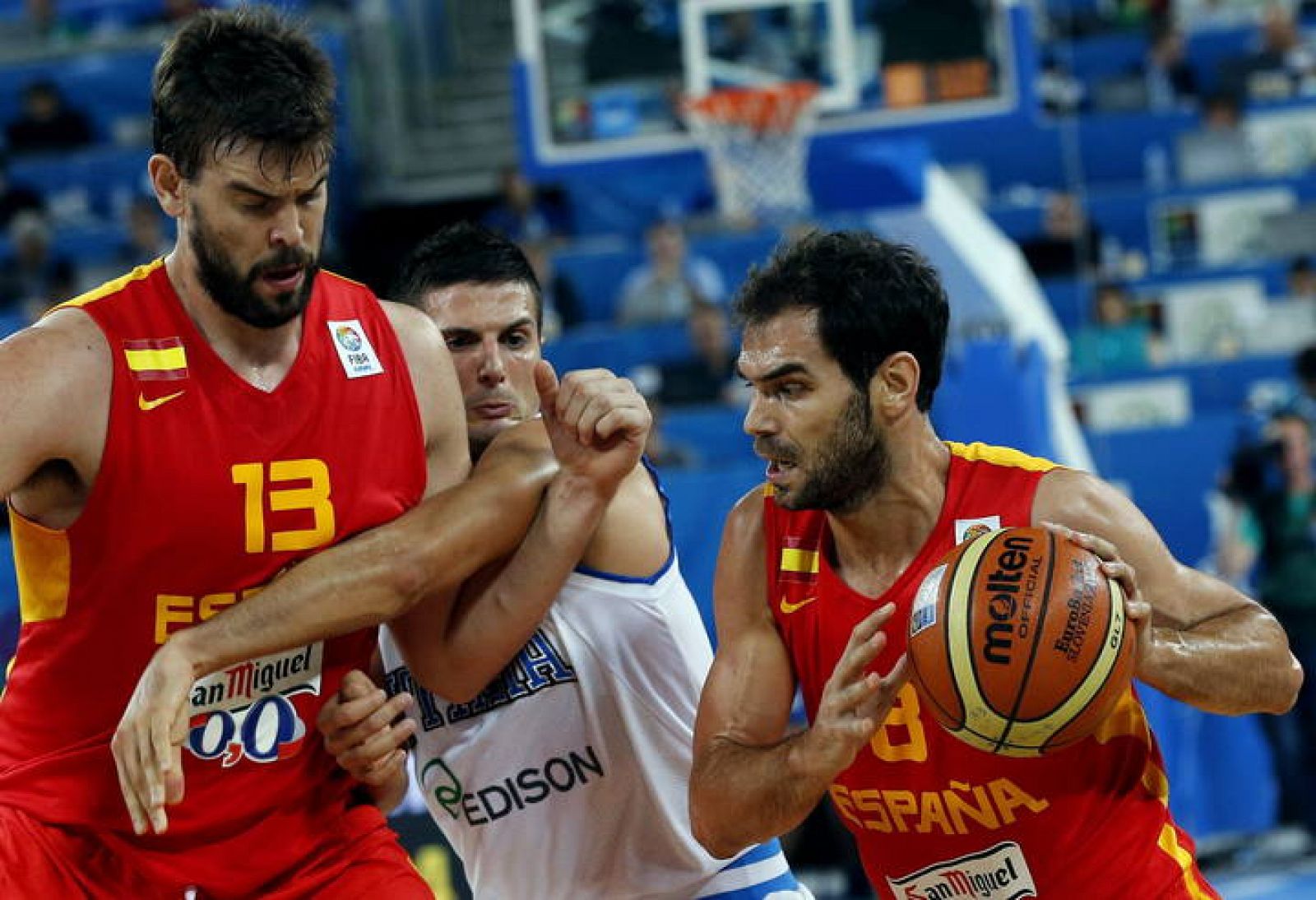 El base de la selección española José Manuel Calderón (d) avanza con el balón mientras el pívot español Marc Gasol bloquea al base italiano Andrea Cinciarini (c)