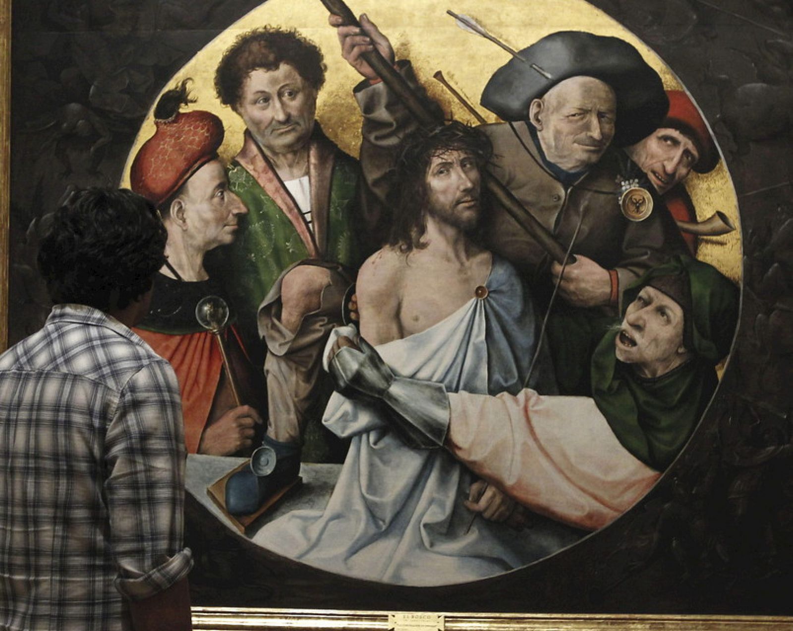 Un hombre observa la obra "Cristo coronado de espinas", de El Bosco, que forma parte de la exposición "De El Bosco a Tiziano. Arte y Maravilla en El Escorial".