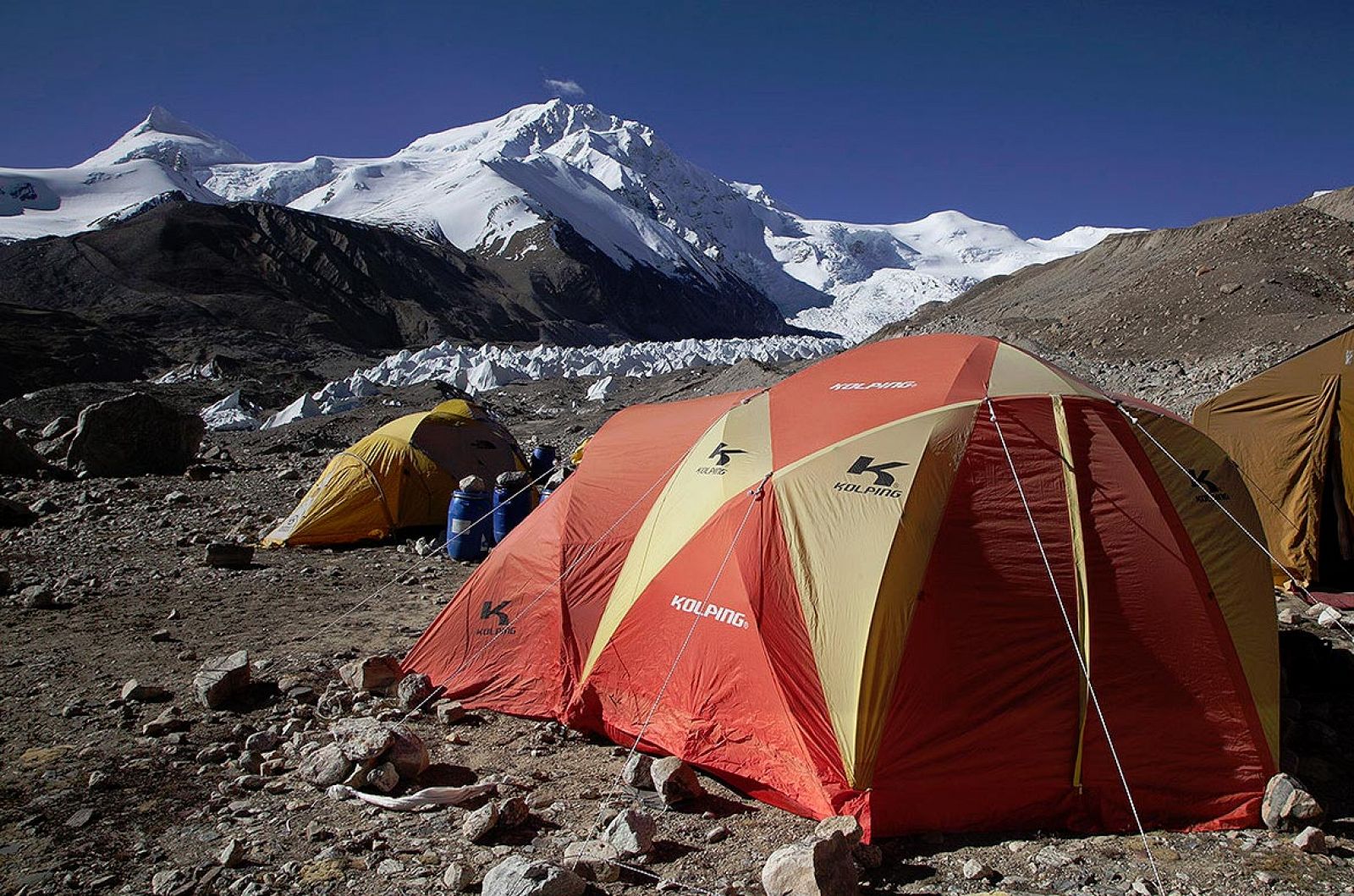 Imagen del Campo Base instalado en el Shisha Pangma por la expedición de Carlos Soria.