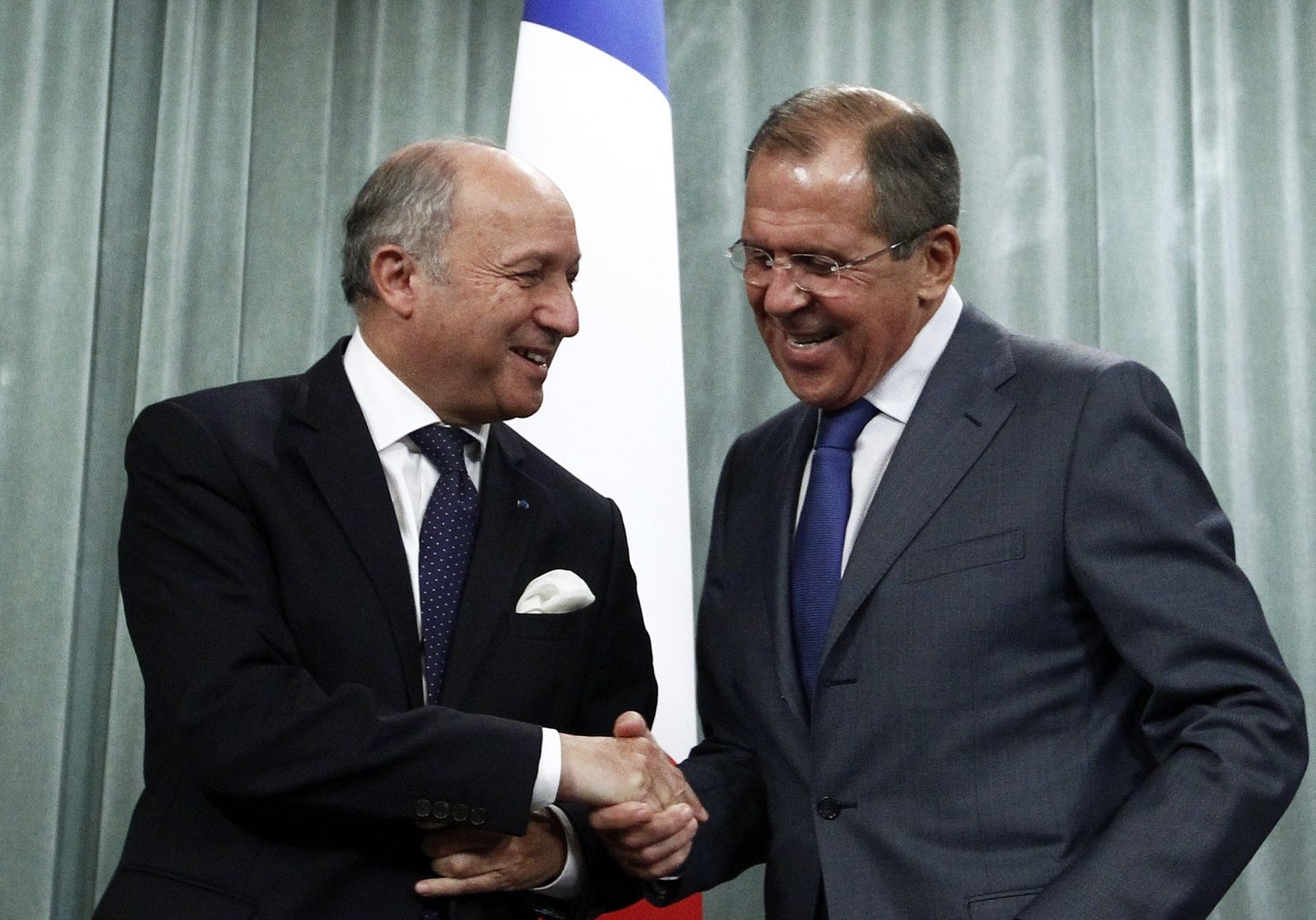 El ministro de exteriores de Francia, Laurent Fabius, junto con su homólogo ruso, Sergei Lavrov, durante su visita a Moscú