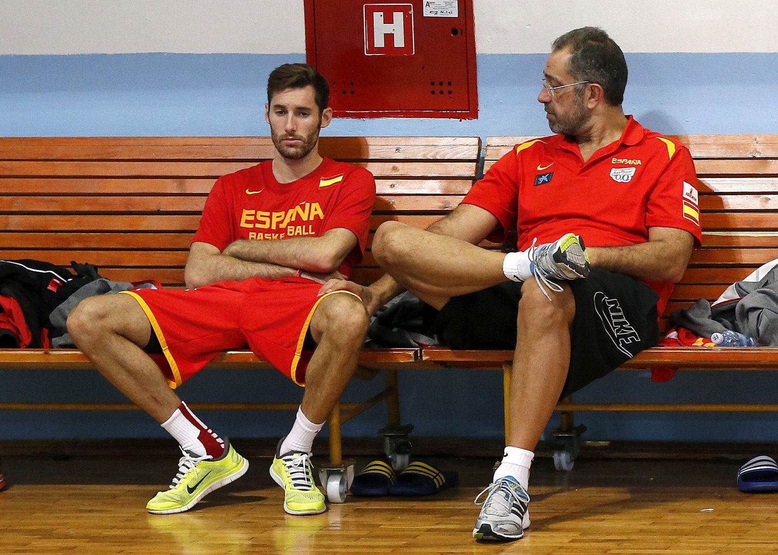 El entrenador de la selección española de baloncesto, Juan Antonio Orenga, conversa con Rudy Fernández (i)