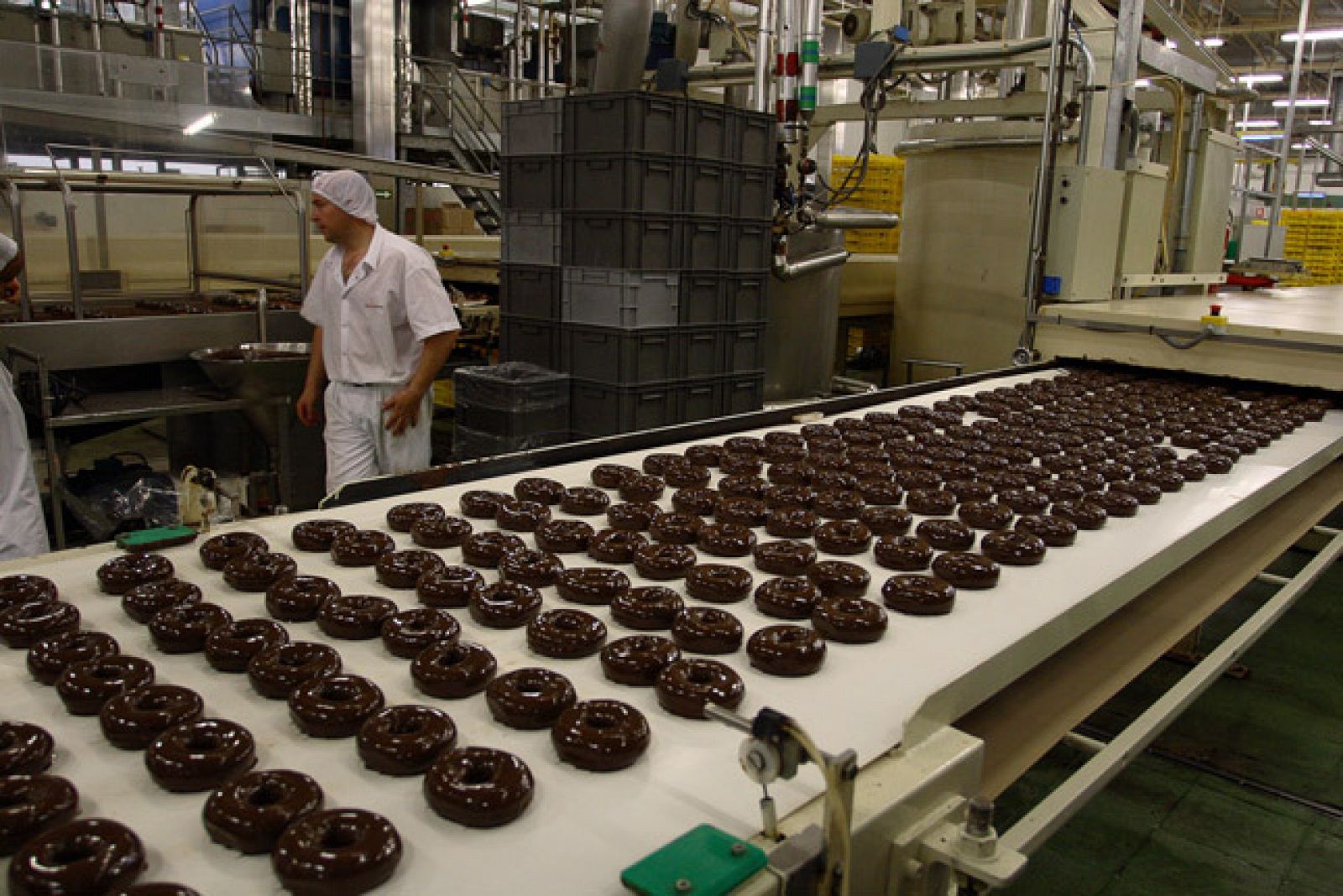 Cadena de producción de dónuts de chocolate en Panrico