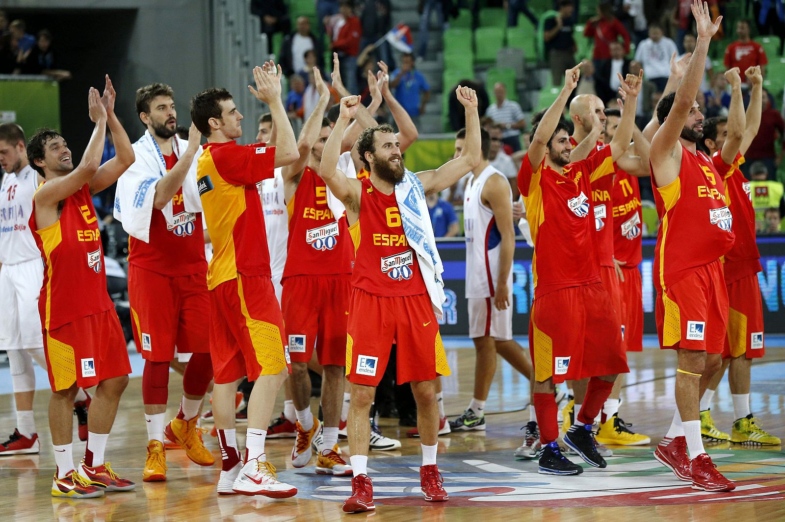 Los jugadores de la selección española de baloncesto celebran una victoria