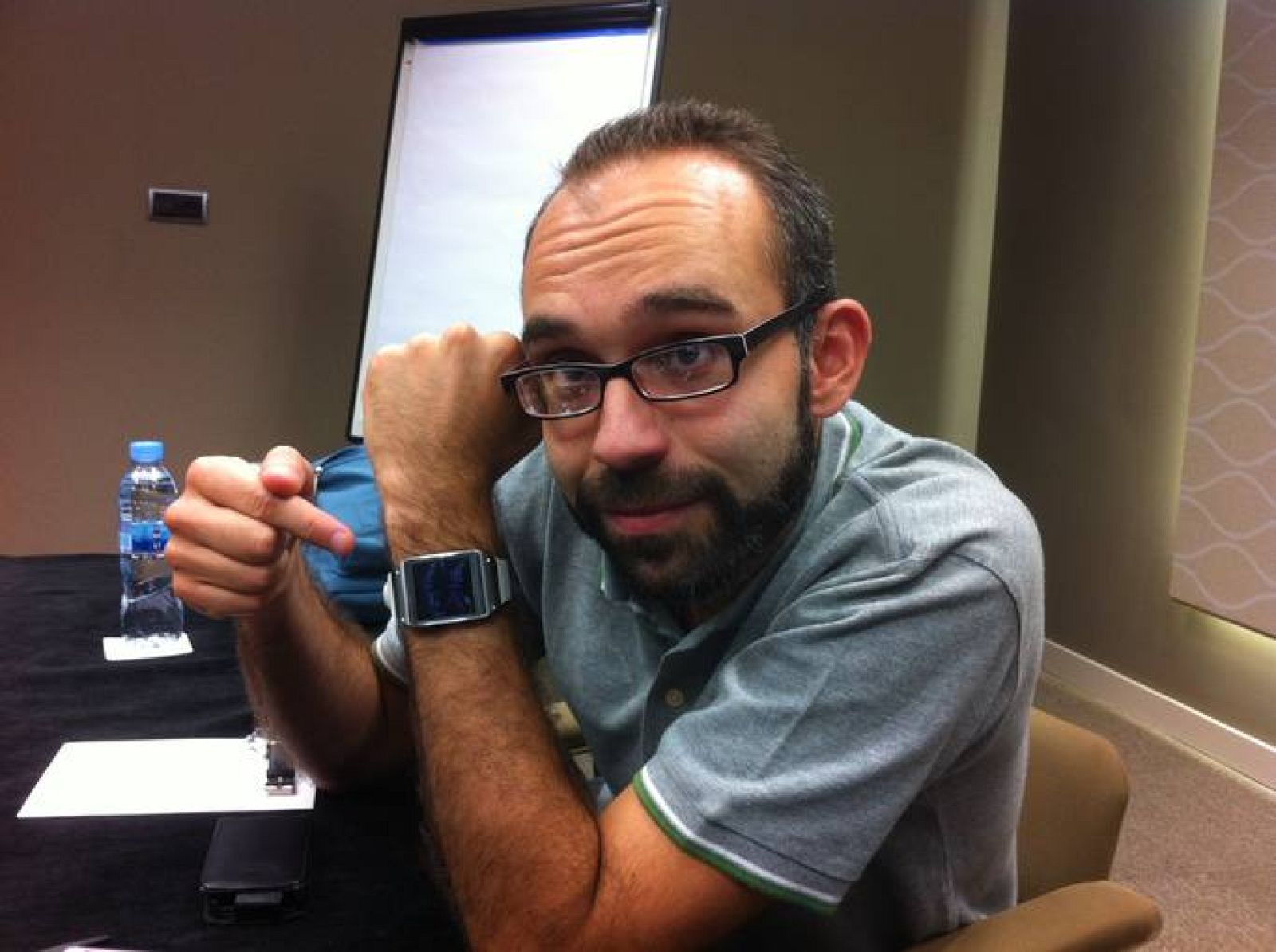 Manu Martínez probando el Galaxy Gear que saldrá a la venta la semana que viene.