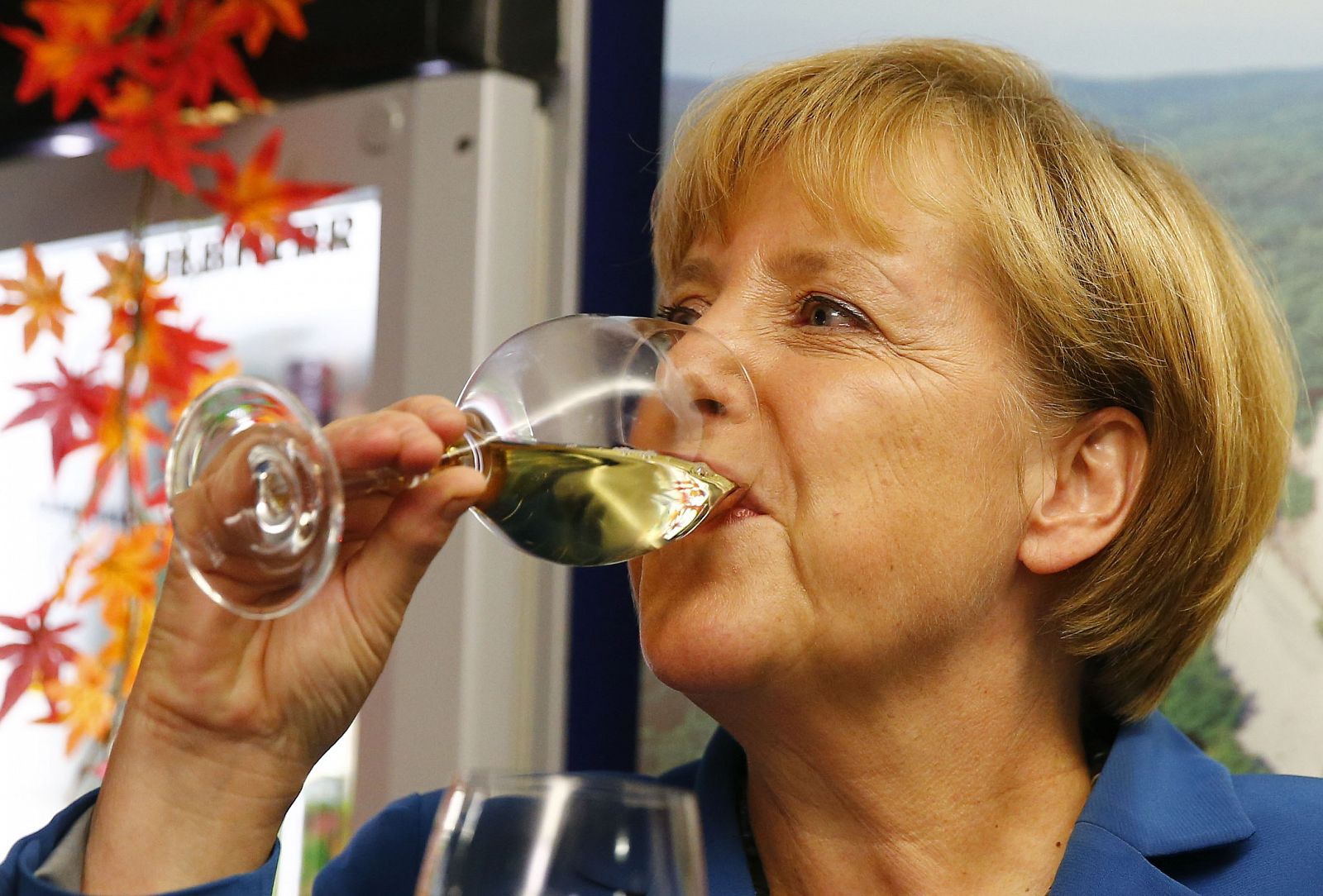 La canciller alemana Angela Merkel bebe vino para celebrar su victoria en las elecciones generales