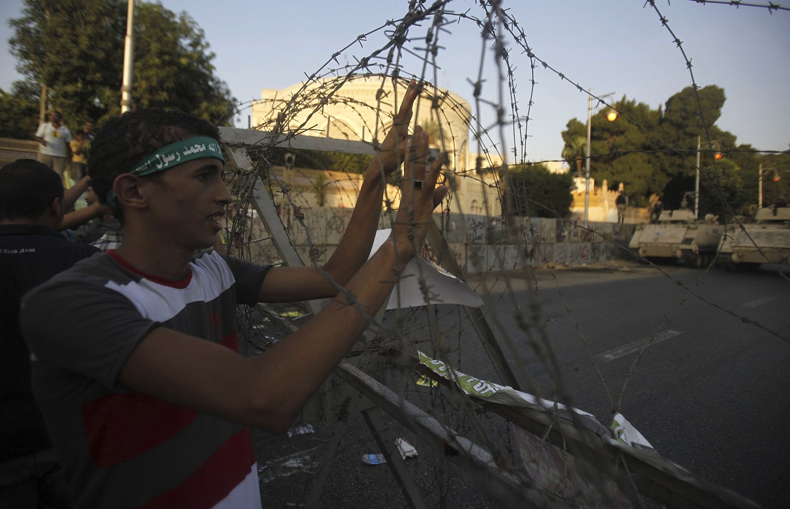 Un miembro de los Hermanos Musulmanes protesta en El Cairo