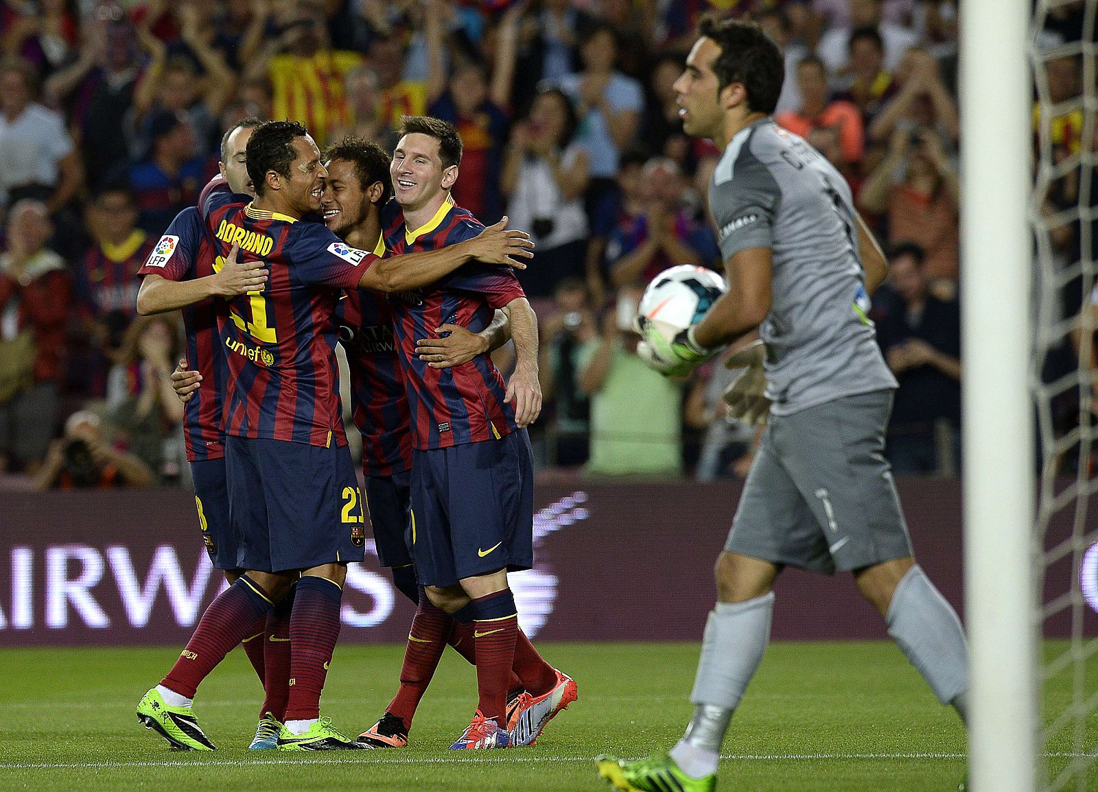 Los jugadores del Barça celebran uno de sus goles ante la mirada de Bravo.