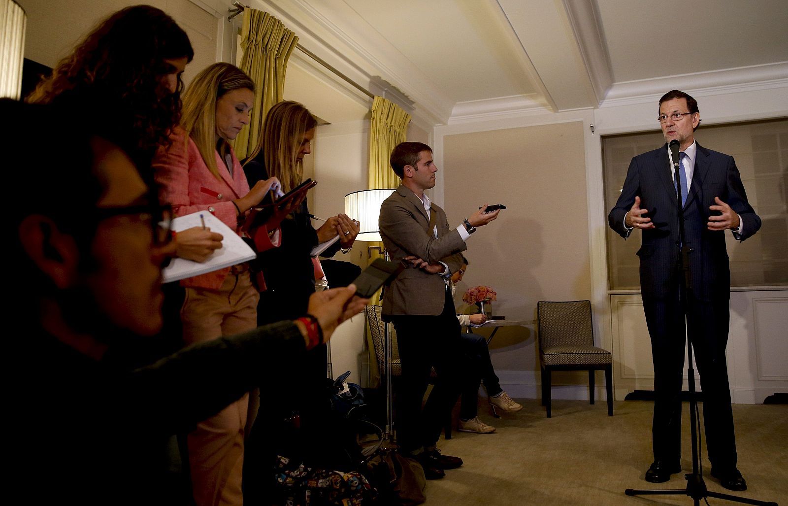 El presidente del Gobierno español, Mariano Rajoy, en su comparecencia de prensa a su llegada a Nueva York con motivo de la 68 Asamblea General de la ONU.