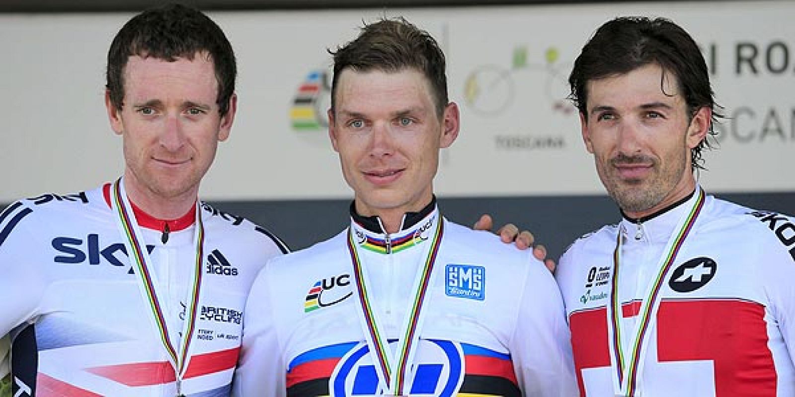 Tony Martin escoltado por Bradley Wiggins y Fabian Cancellara en el podio.