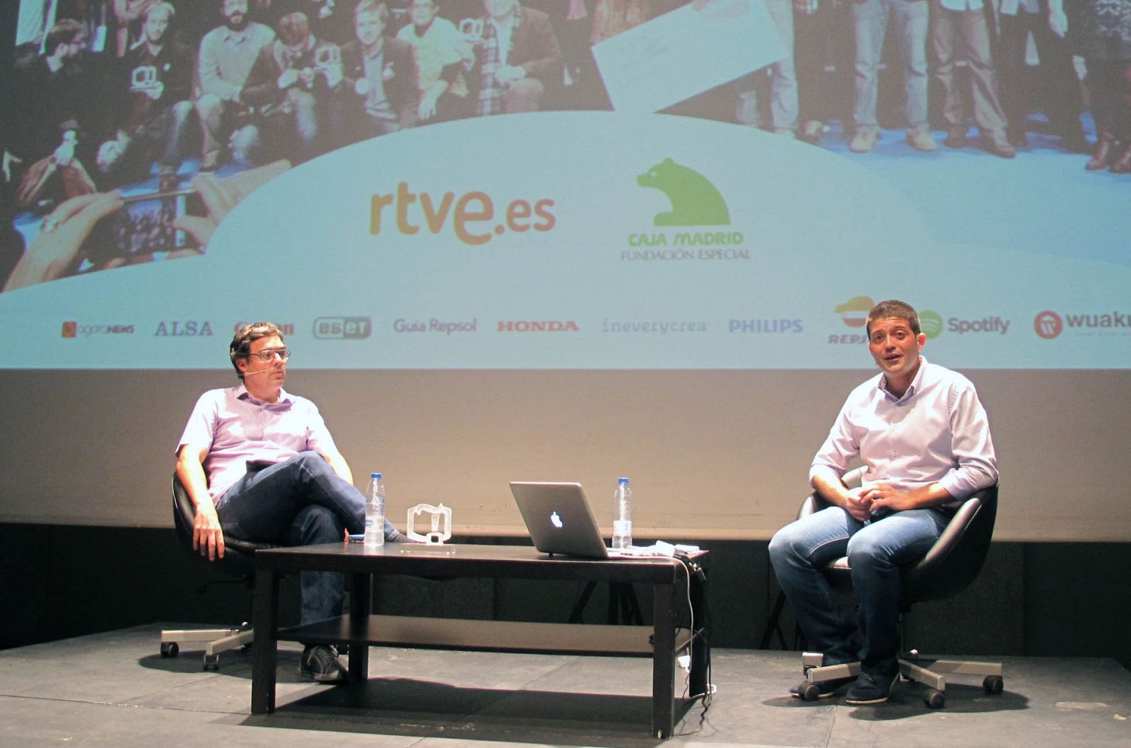 Ignacio Gómez, de RTVE.es y Raúl Ordóñez, de Bitacoras.com en la presentación de los Premios Bitácoras 2013.