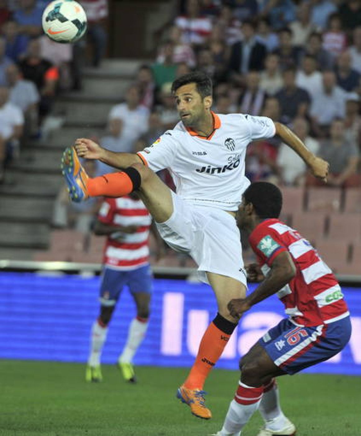 El centrocampista brasileño del Valencia Jonas Gonçalves (i) ha sido el protagonista del encuentro.