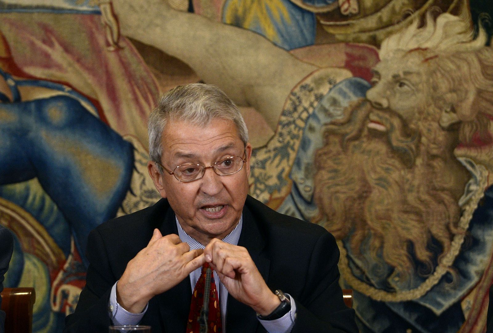 El cirujano gallego Miguel Cabanela, en la rueda de prensa en la Zarzuela donde se explicó la intervención de cadera del rey.