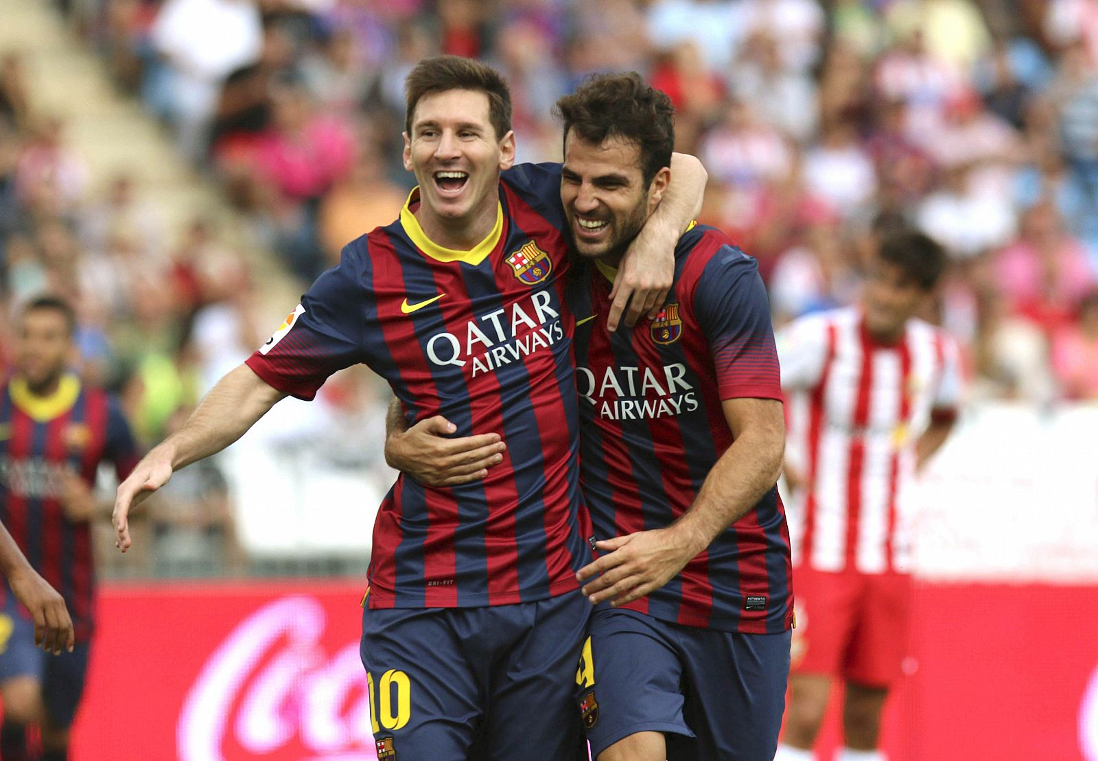 Messi (i) celebra con Cesc el primer gol de su equipo ante el Almería.