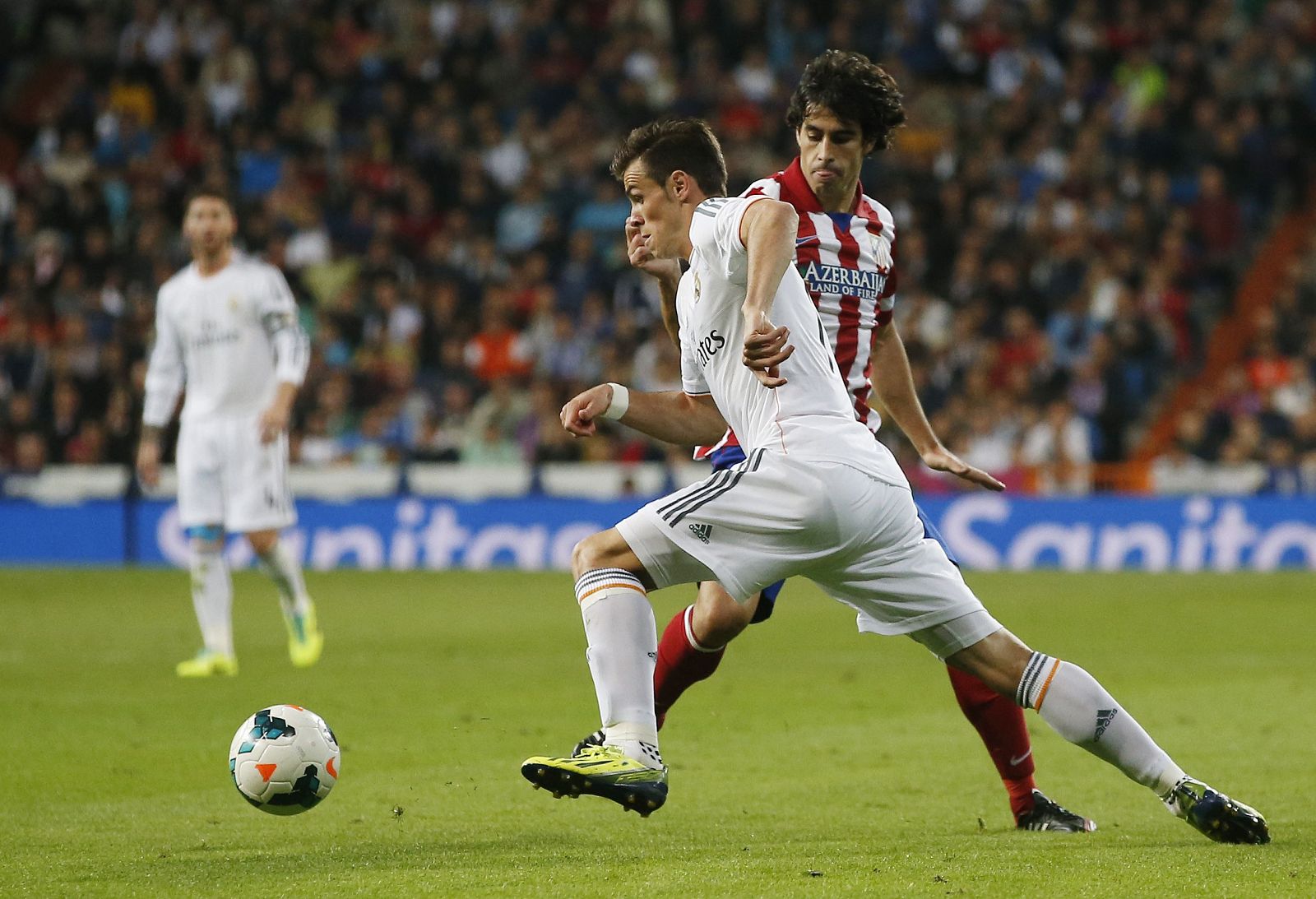 El galés Gareth Bale pelea un balón con el portugués Tiago Mendes durante el derbi.