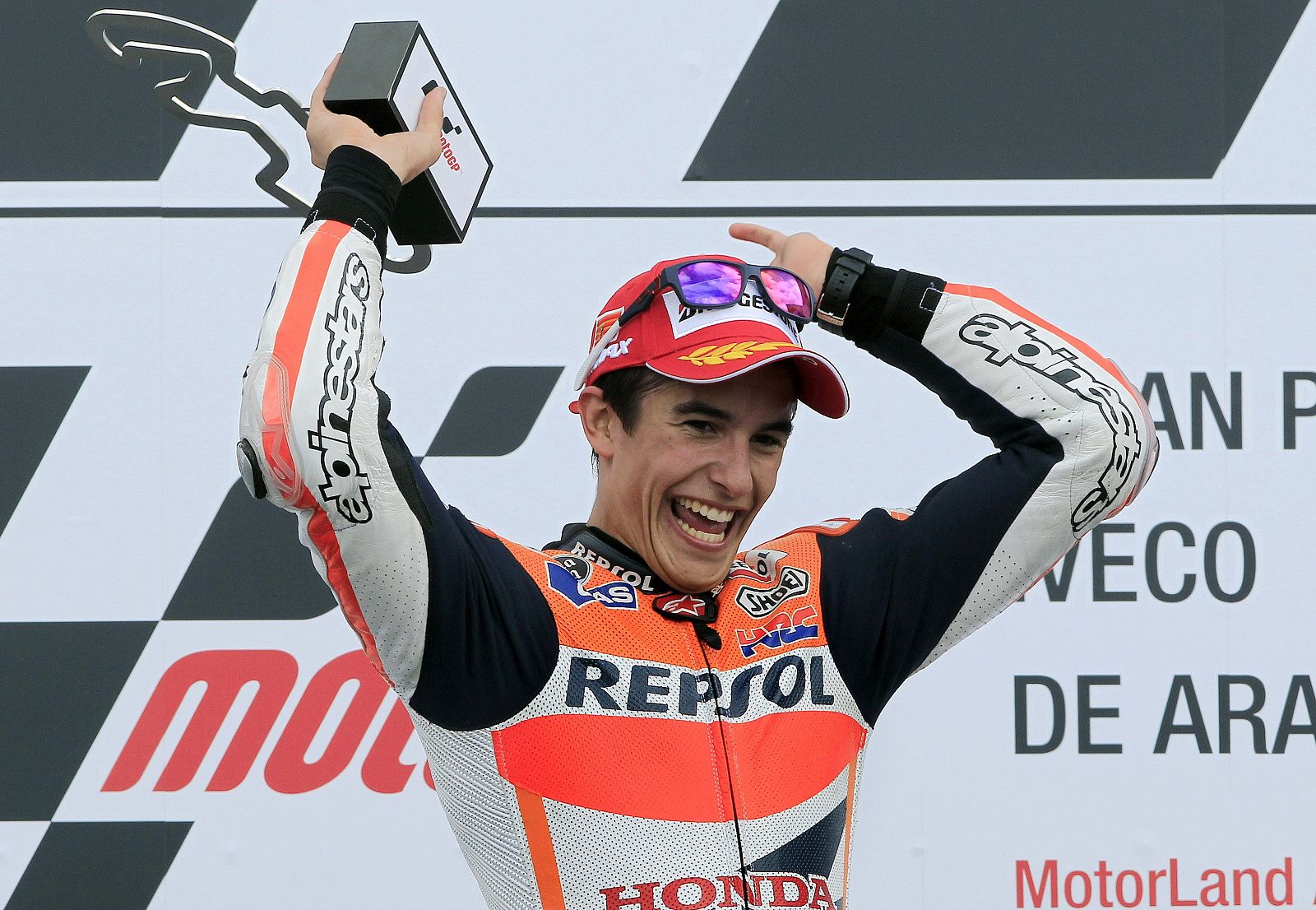 El piloto español de MotoGP Marc Márquez (Honda), celebra su victoria en el Gran Premio de Aragón