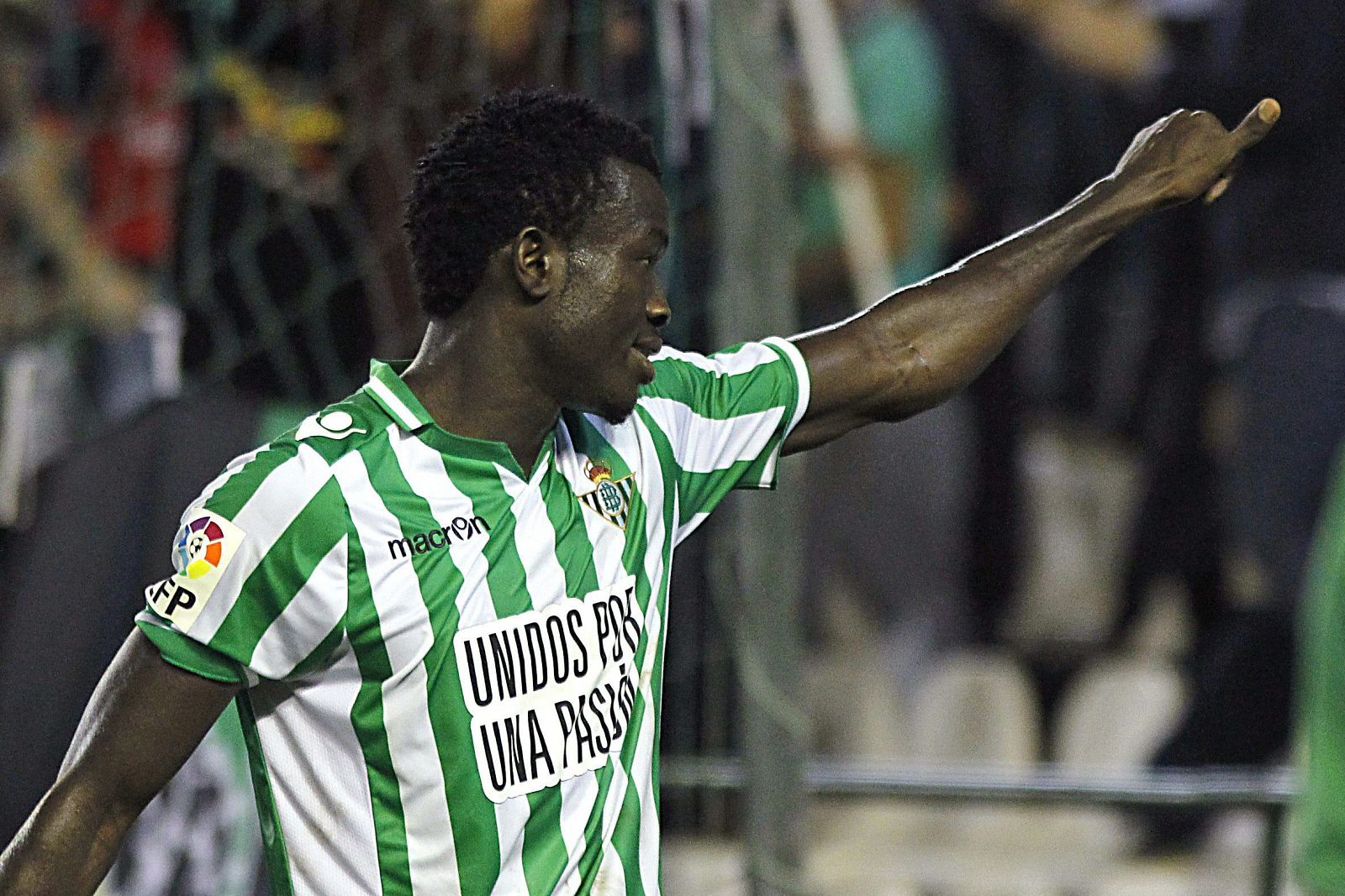El delantero nigeriano del Real Betis Nosa Igiebor celebra el gol marcado al Villarreal