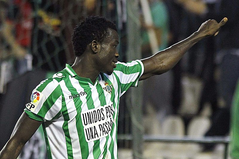 El delantero nigeriano del Real Betis Nosa Igiebor celebra el gol marcado al Villarreal