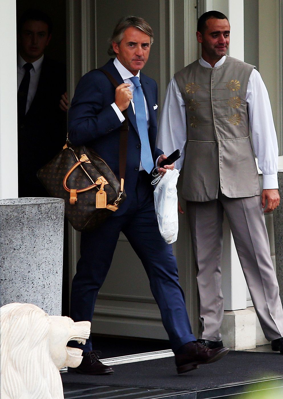 Mancini sale del hotel de Estambul donde está alojado.