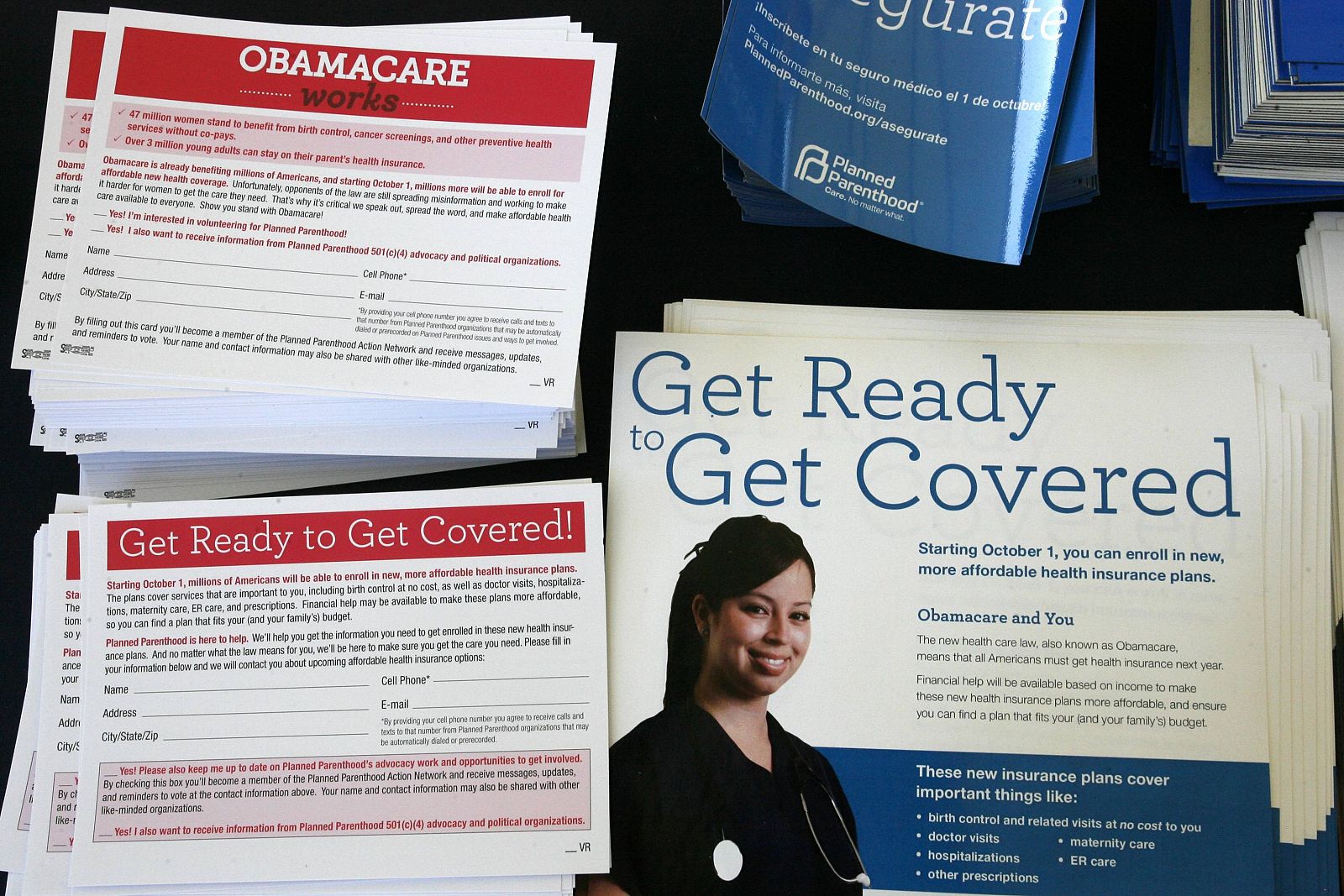Folletos de la campaña informativa del gobierno de EE.UU. sobre el Obamacare, en Los Ángeles