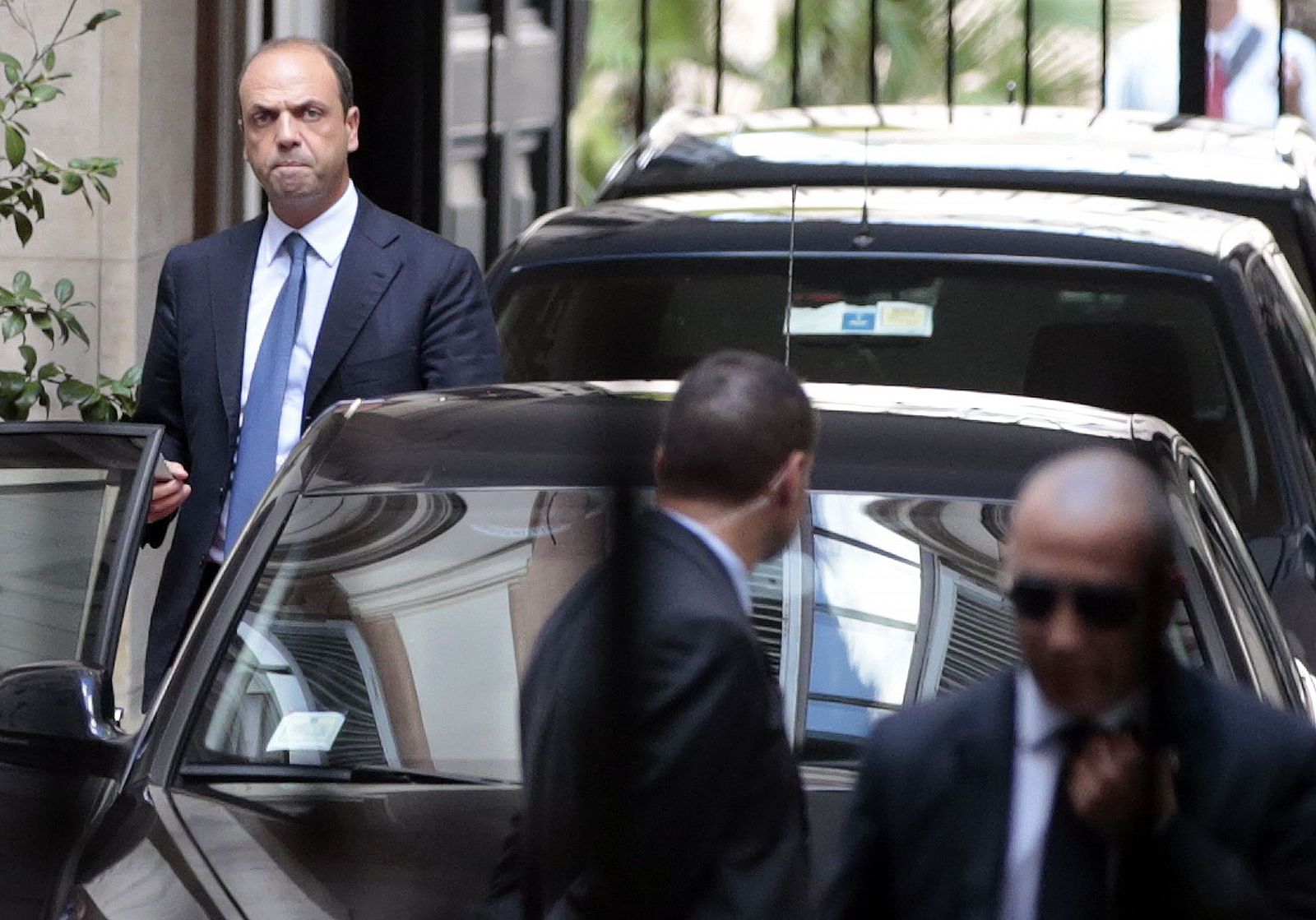 El dimisionario ministro de Interior italiano, Angelino Alfano, abandona la residencia de Silvio Berlusconi, el Palazzo Grazioli, en el centro de Roma.