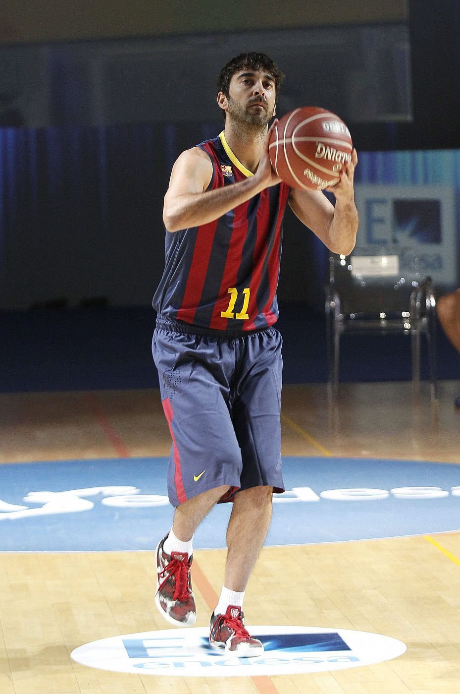 El jugador del Barcelona Juan Carlos Navarro lanza a canasta durante los actos de presentación oficial de la temporada