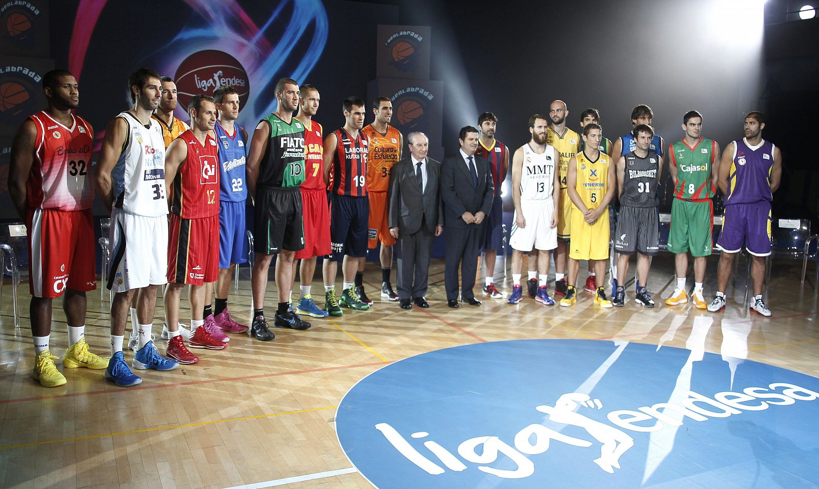 Fernando San Emeterio, del Laboral Kutxa, en el centro durante el acto de presentación de la temporada