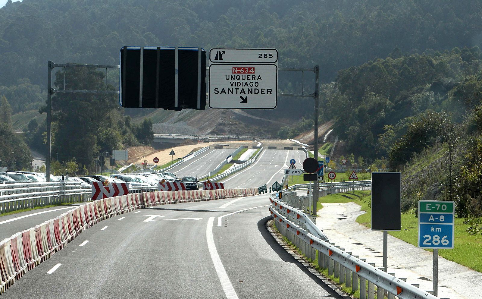 Final del subtramo de la Autovía del Cantábrico (A-8) entre Pendueles y San Roque del Acebal, en Llanes, de 5,5 kilómetros, que se inauguró hoy